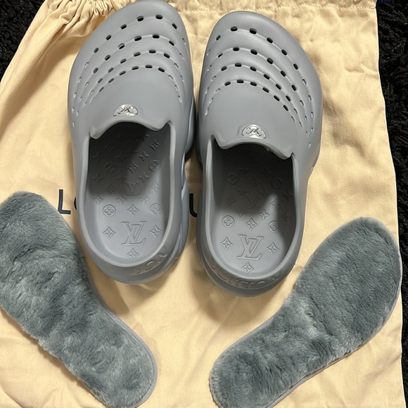 ORIGINAL BRAND NEW LV Shark clog Size 5 ( men)
Foot length 
23.7 cm - 9.3" - Picture 6 of 7